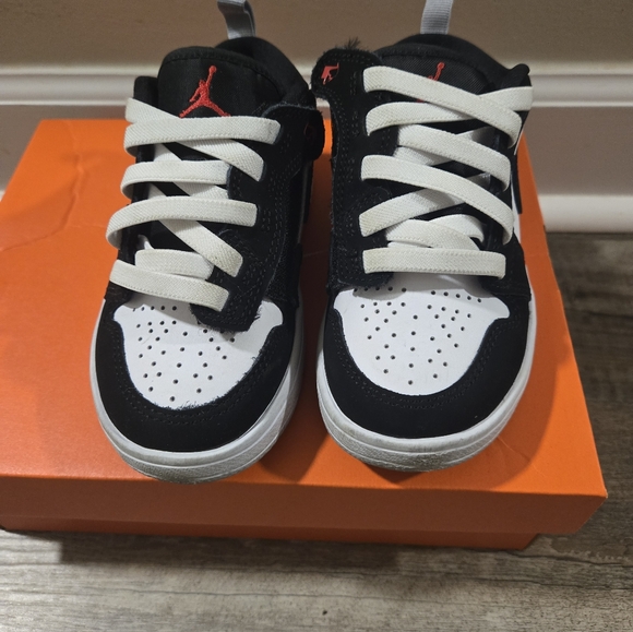 Kids Black and White Nike  Sneakers - Picture 2 of 13